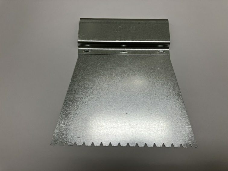 付属しているクシ目ゴテです。人工芝の接着には目が粗いこちらのクシ目ゴテをご利用ください。