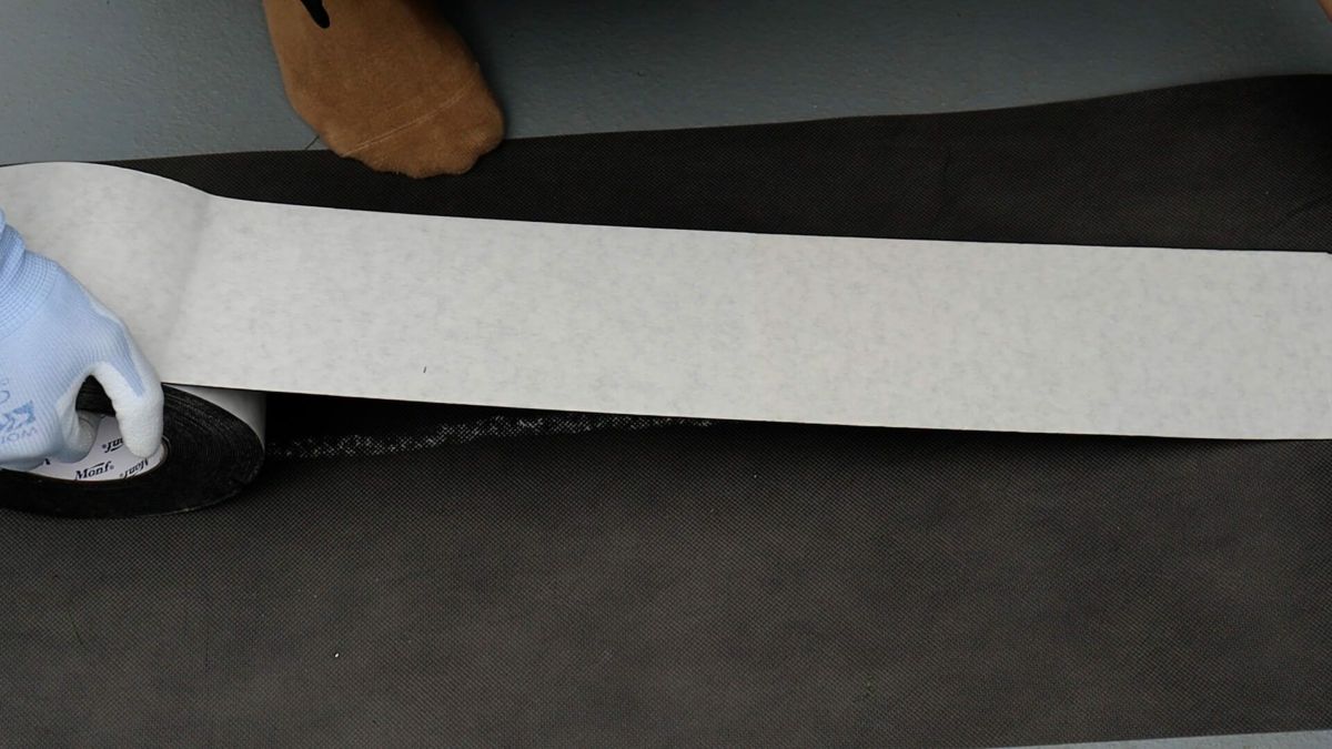 マーキング部に人工芝用両面テープを貼ります。