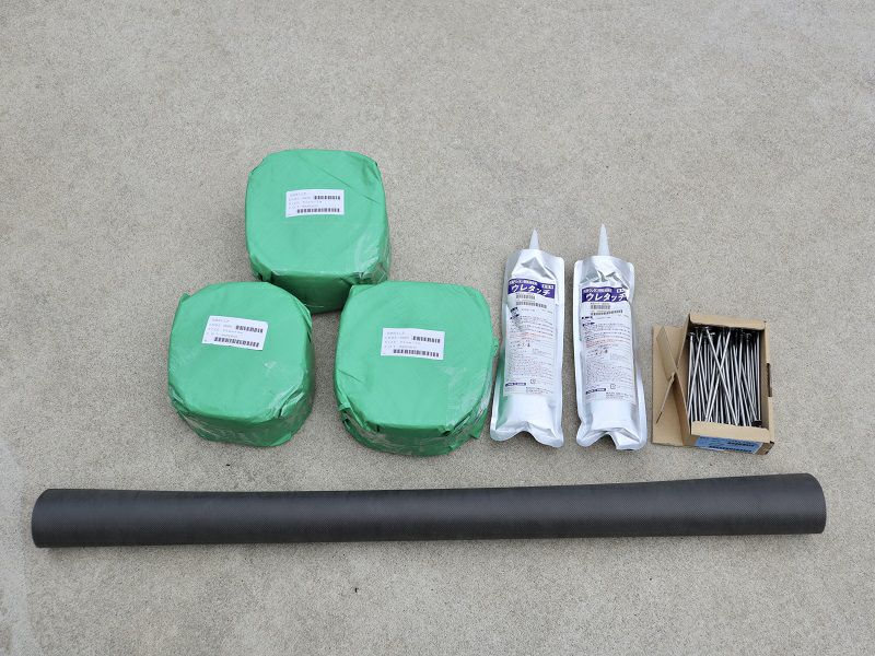 下地が土の場合に必要な資材です。左から、目地用人工芝・接着剤ウレタッチ・防草シート固定ピン、一番下が人工芝専用防草シートです。