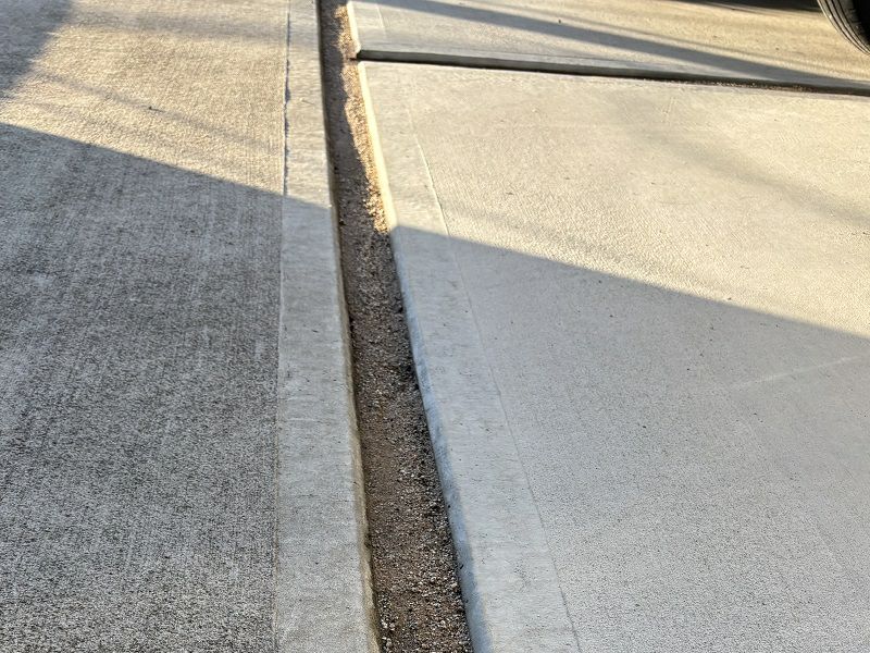 砂利は取り除き、土を入れて均します