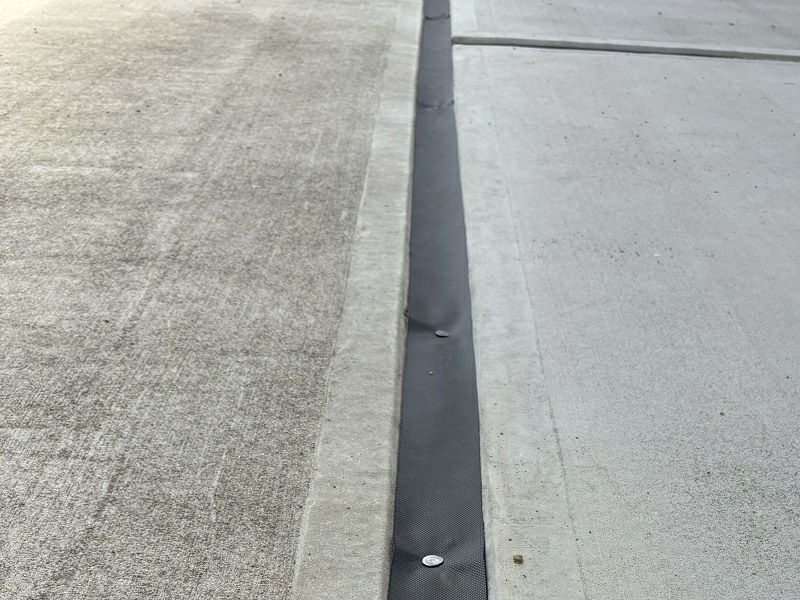 雑草対策に防草シートを敷いてピンで固定します